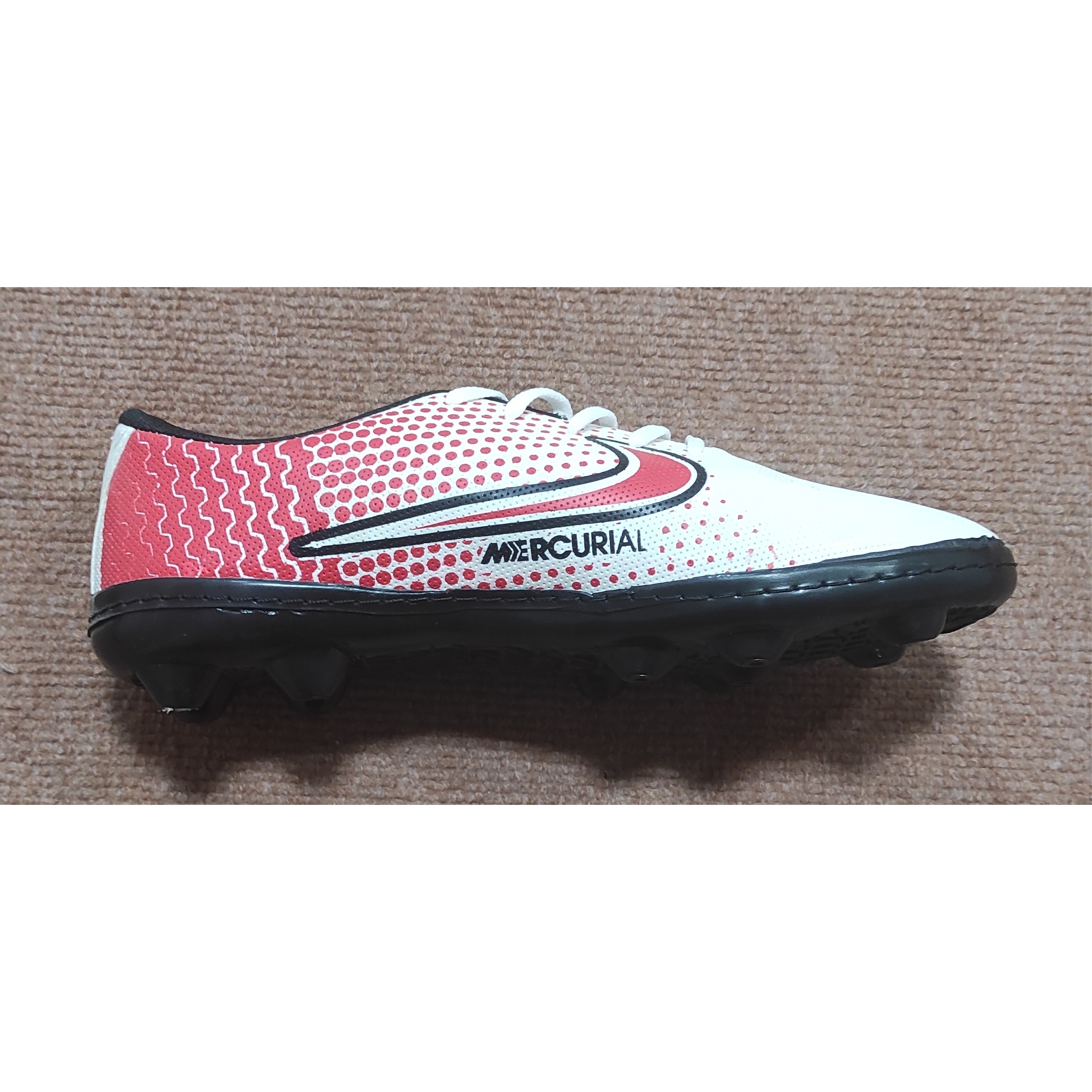 کفش استوک فوتبال اعلا مارک Nike سایز 44